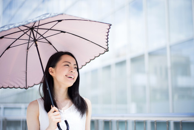 日傘を使う女性