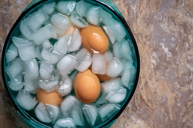 ゆで卵を氷水で冷やす