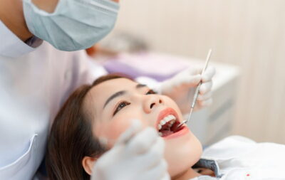 歯医者を受診する女性
