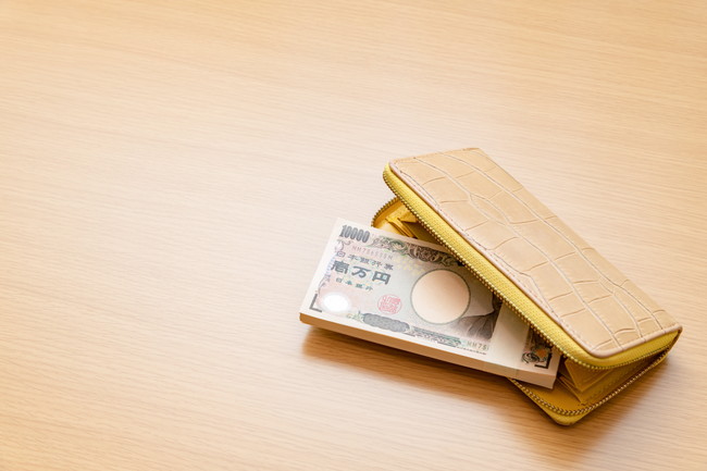 黄色い長財布と一万円札の束