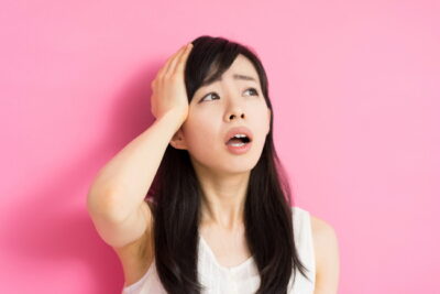 考える女性