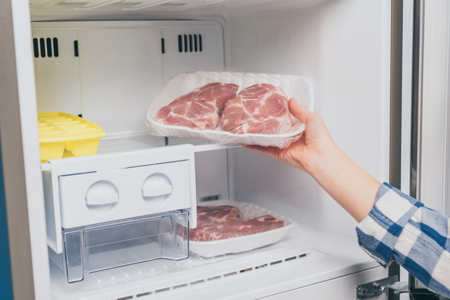 冷凍庫から冷凍肉を取り出すところ