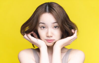 見つめてくる女性
