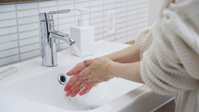 手を洗う女性