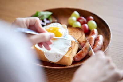 朝ごはんを食べる女性の手元