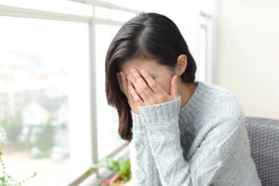 泣く女性