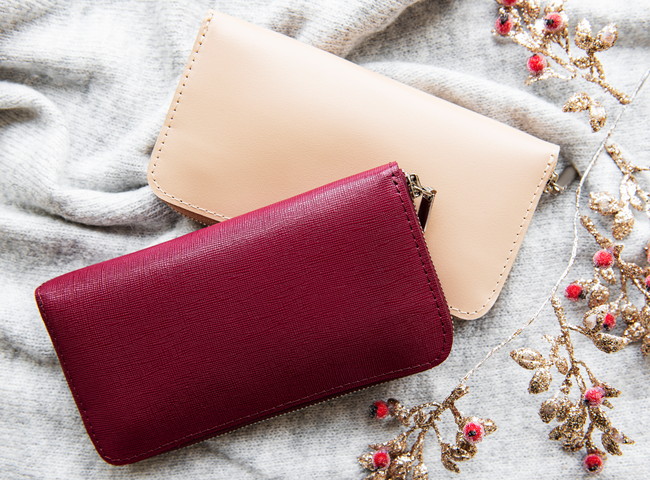 赤色とクリーム色の財布