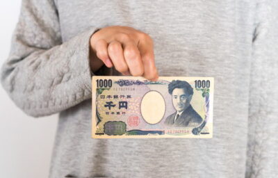 1000円を持つ女性