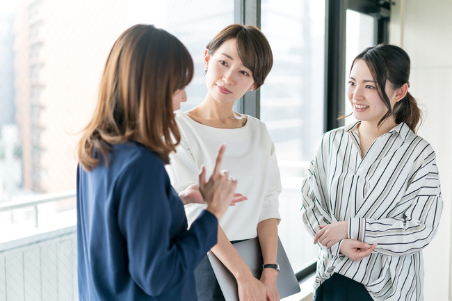 女性の立ち話