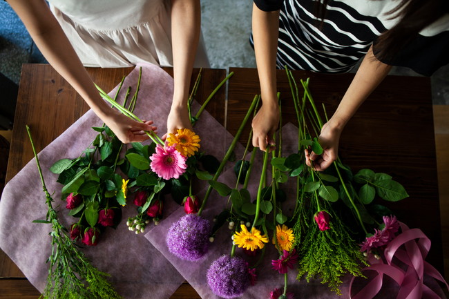花束を作る女性