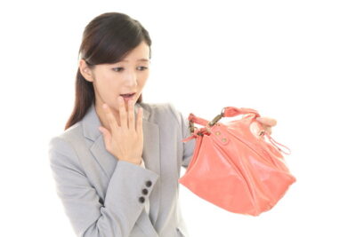 鞄を見る女性