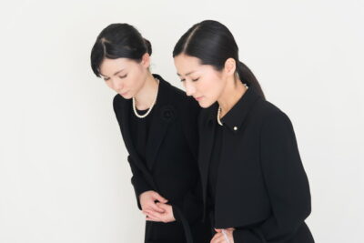 喪服でお辞儀をする女性