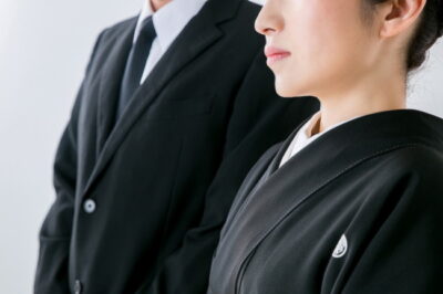 喪服の男女