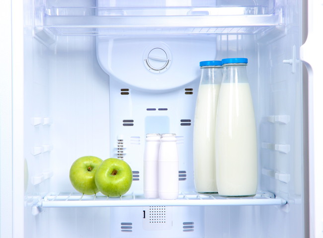 冷蔵庫の中の牛乳