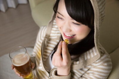 夜更かししてビールを飲む女性