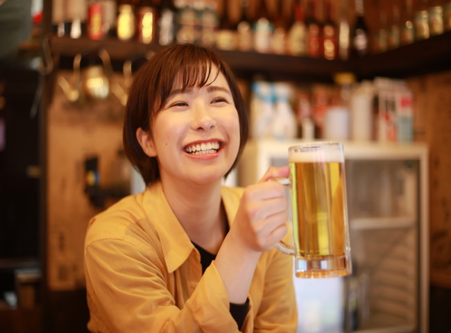居酒屋でビールを飲む女性