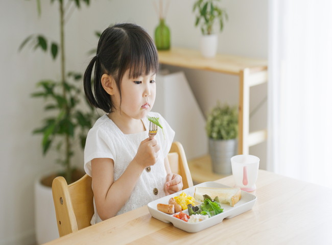 野菜を食べる女児