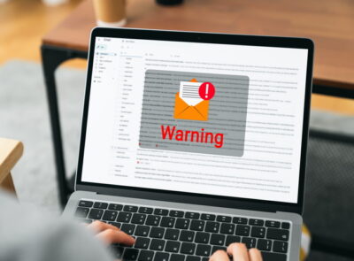 警告のメッセージが出ているパソコンの画面