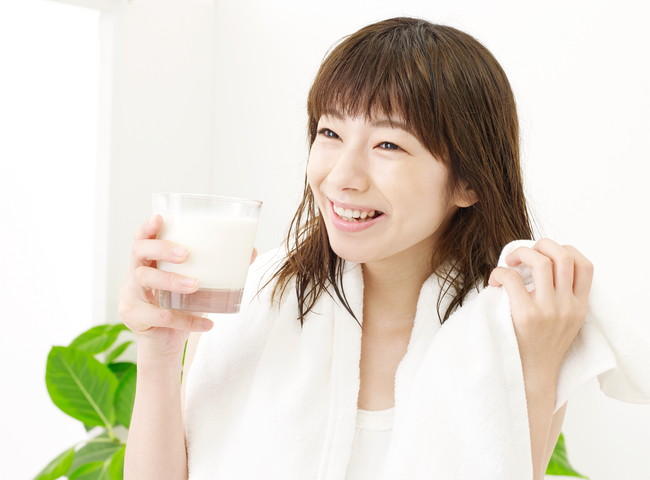 牛乳を飲む女性