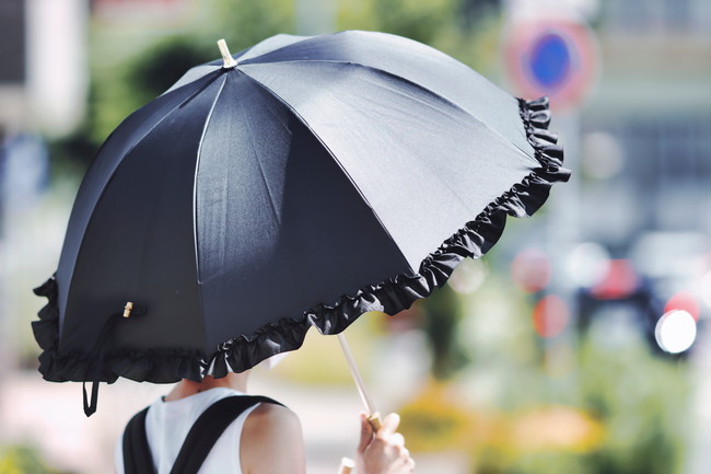 黒い日傘の女性