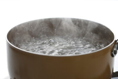 熱湯がわいている鍋