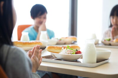 給食を食べる子どもたち