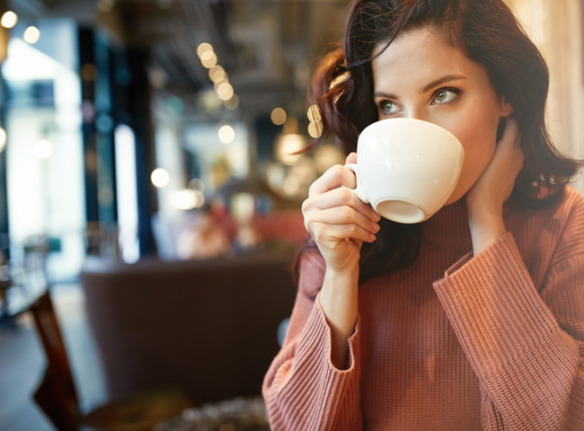 コーヒーを飲む女性