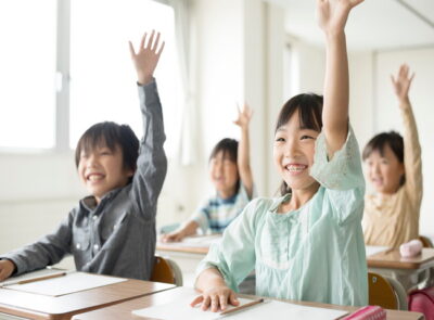 手を上げる子どもたち