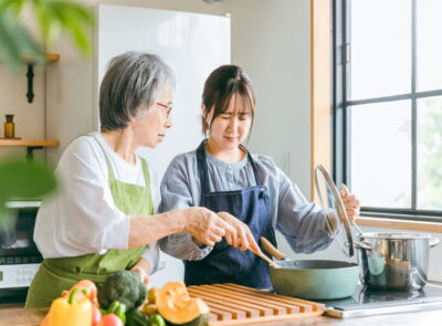 料理を見て文句を言う高齢者女性と泣く若い女性