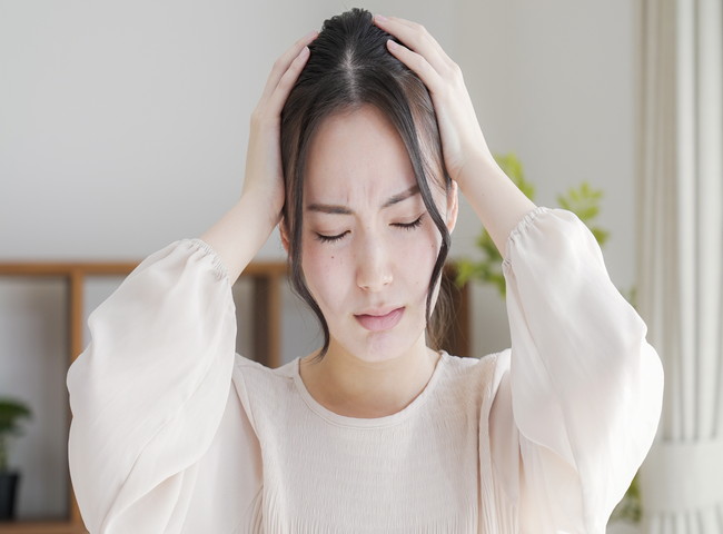 頭を抱える女性