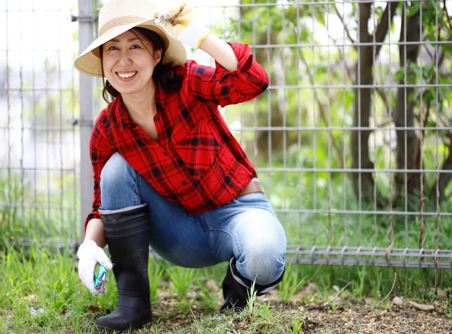 草取りをする女性