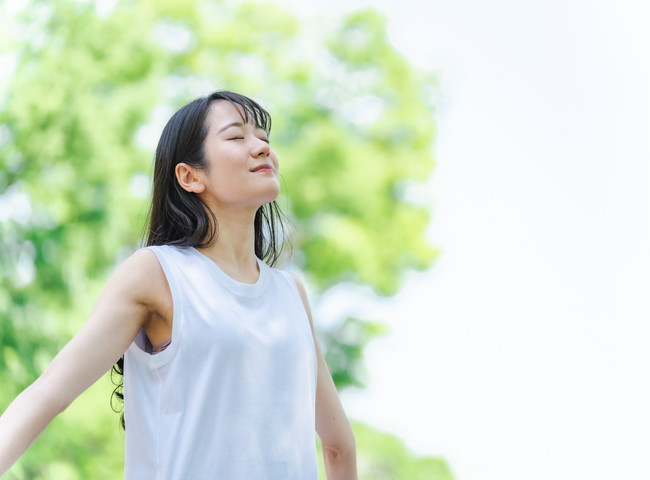 深呼吸する女性