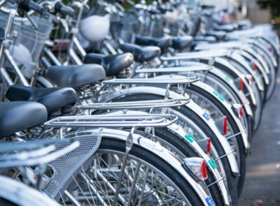 自転車置き場に並んだ自転車