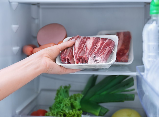 冷蔵庫から肉を取り出す