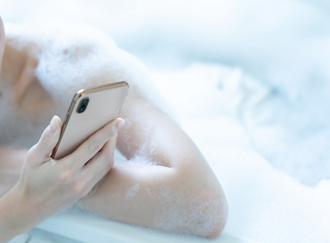 スマホを見る女性