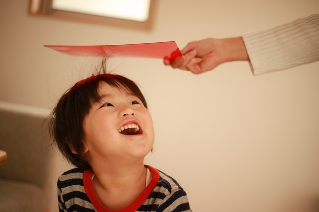 静電気が発生している子ども