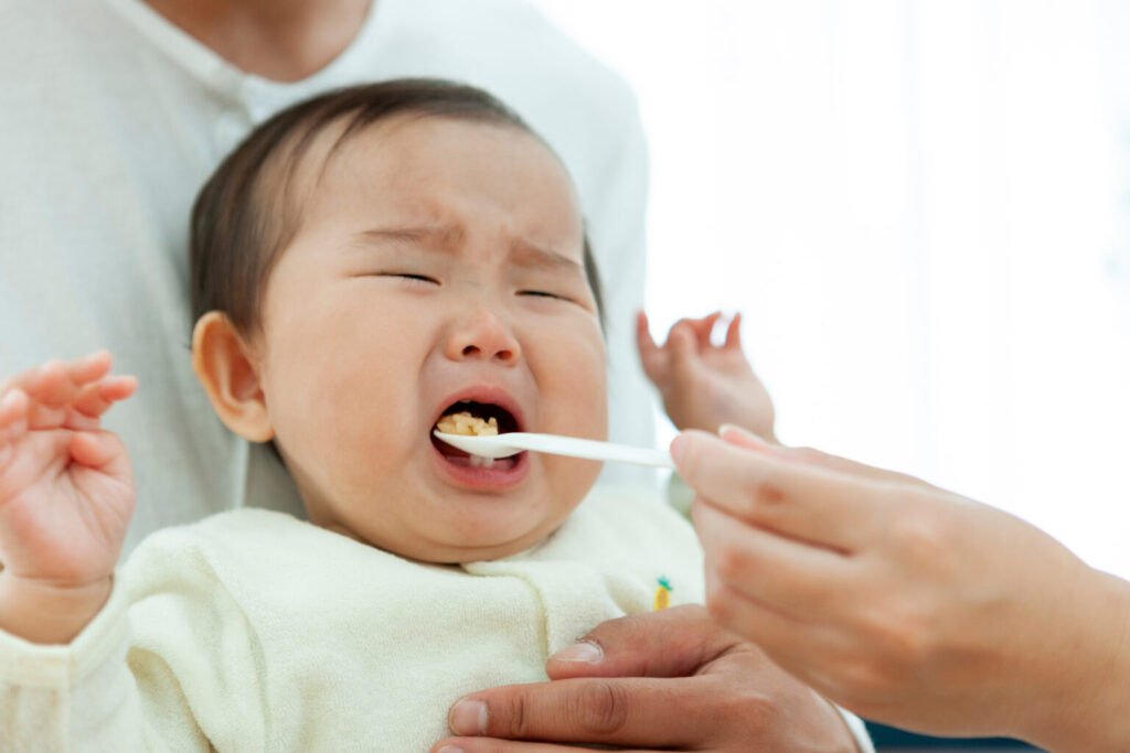食事をする赤ちゃん