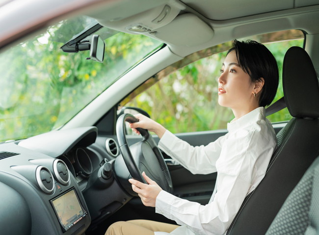 車を運転する女性