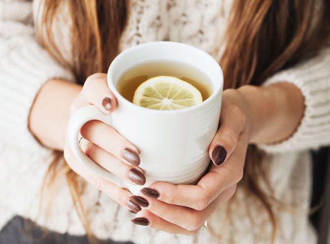 レモンティーを飲む女性