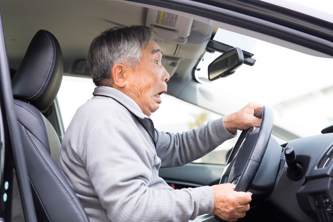 車で暴走する老人　高齢者男性