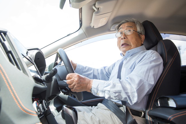 運転中に驚く老人　高齢者男性