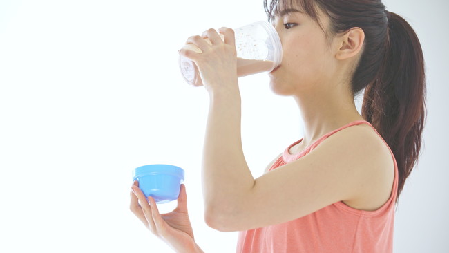 プロテインを飲む女性