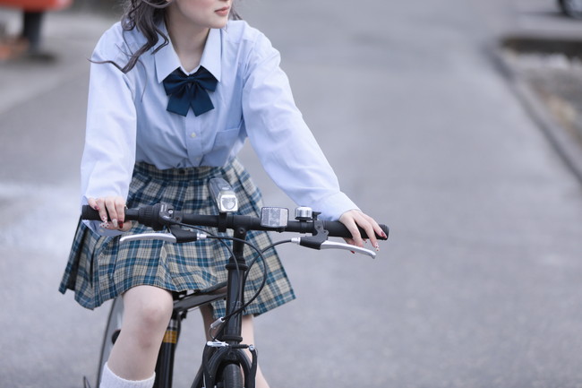 自転車に乗る女子高生