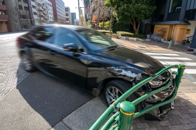 ガードレールに衝突した車　事故