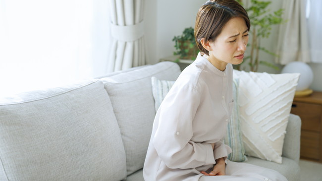 生理で苦しむ女性