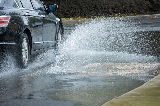 雨の日の車の運転