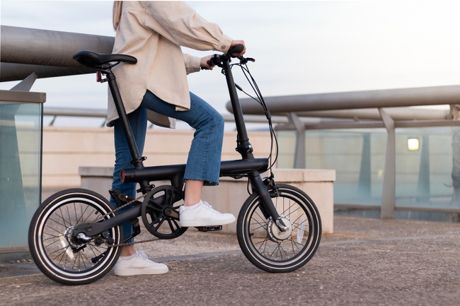 電動自転車に乗る人