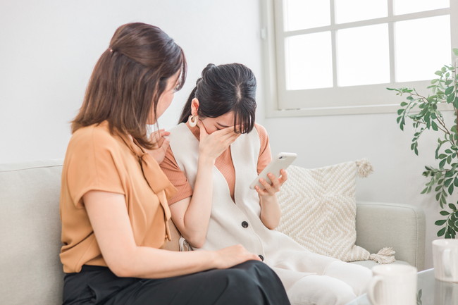 悲しくて泣く女性