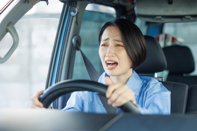 運転する女性