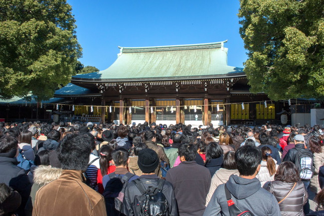 初詣で人が多い様子